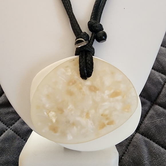 Leather strand necklace with Shell pendant - Picture 2 of 4